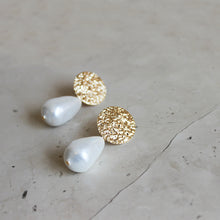 Load image into Gallery viewer, Odette Pearl Drop Earring Gold
