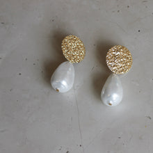 Load image into Gallery viewer, Odette Pearl Drop Earring Gold
