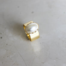 Load image into Gallery viewer, Ajeya Ring Pearl
