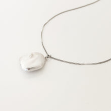 Load image into Gallery viewer, Yana Pearl Necklace Silver
