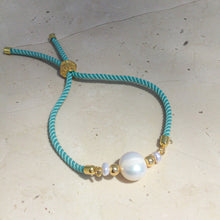 Load image into Gallery viewer, Nicola pearl bracelet Gold
