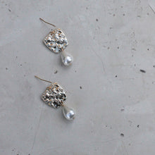 Load image into Gallery viewer, Lucinda Pearl Drop Earring
