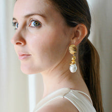 Load image into Gallery viewer, Diana pearl drop earings
